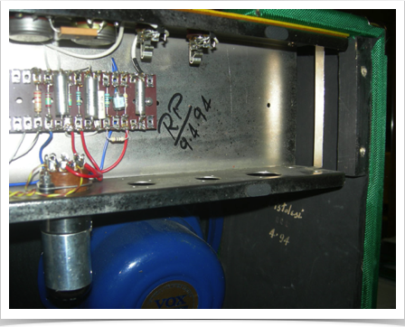 Roberto's signature on the chassis of “the Mojo”
