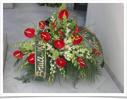 Bruce Welch and The Shadows’
wreath at Roberto’s Funeral in Livorno
 (26.5.2006)
